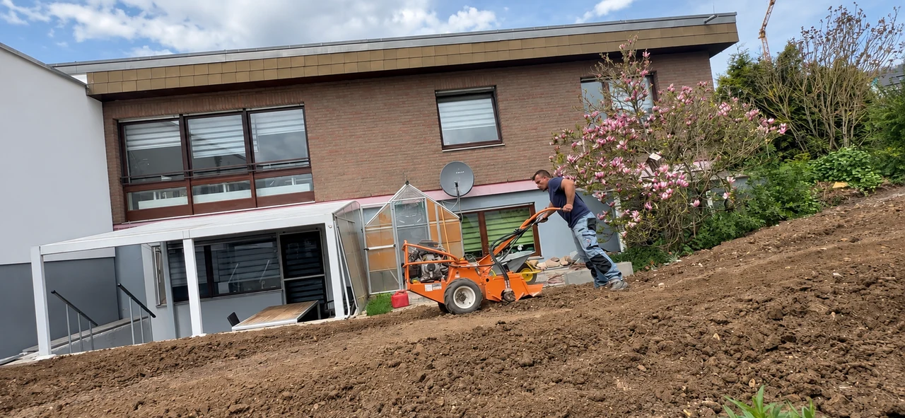Bodenbearbeitung mit einer Gartenmaschine