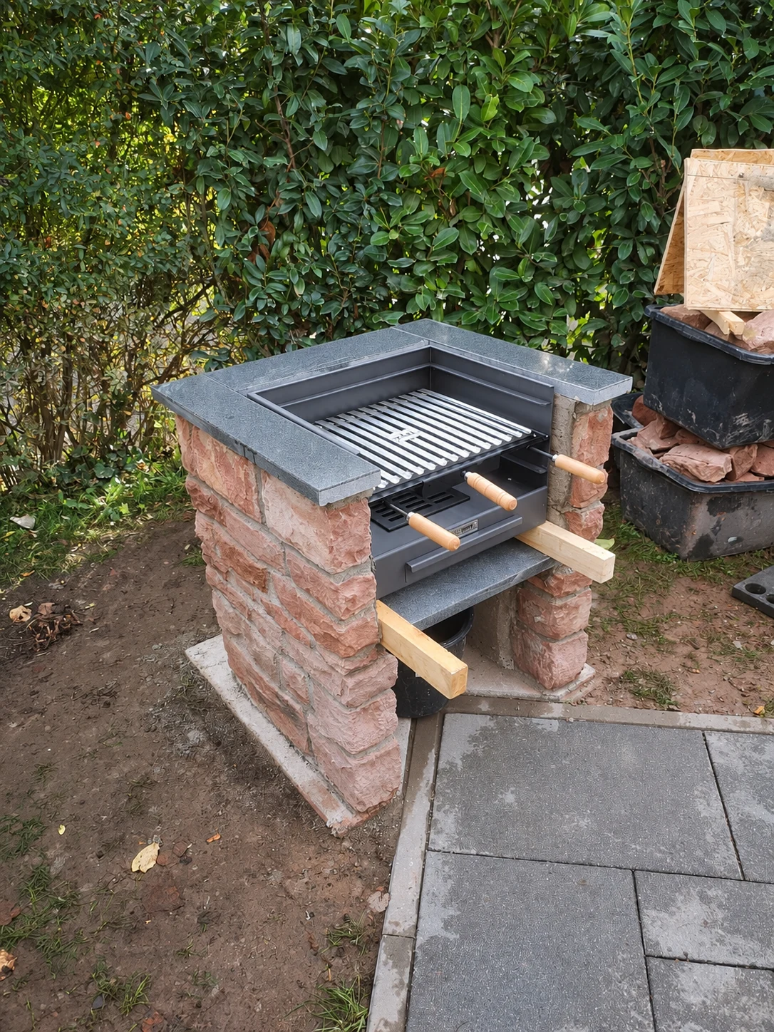 Gemauerter Gartengrill mit Natursteinverkleidung