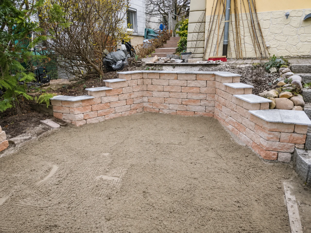 Abgestufte Gartenmauer während der Ausführung